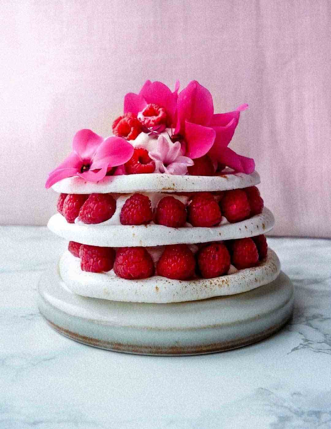 vegan meringue cake raspberries